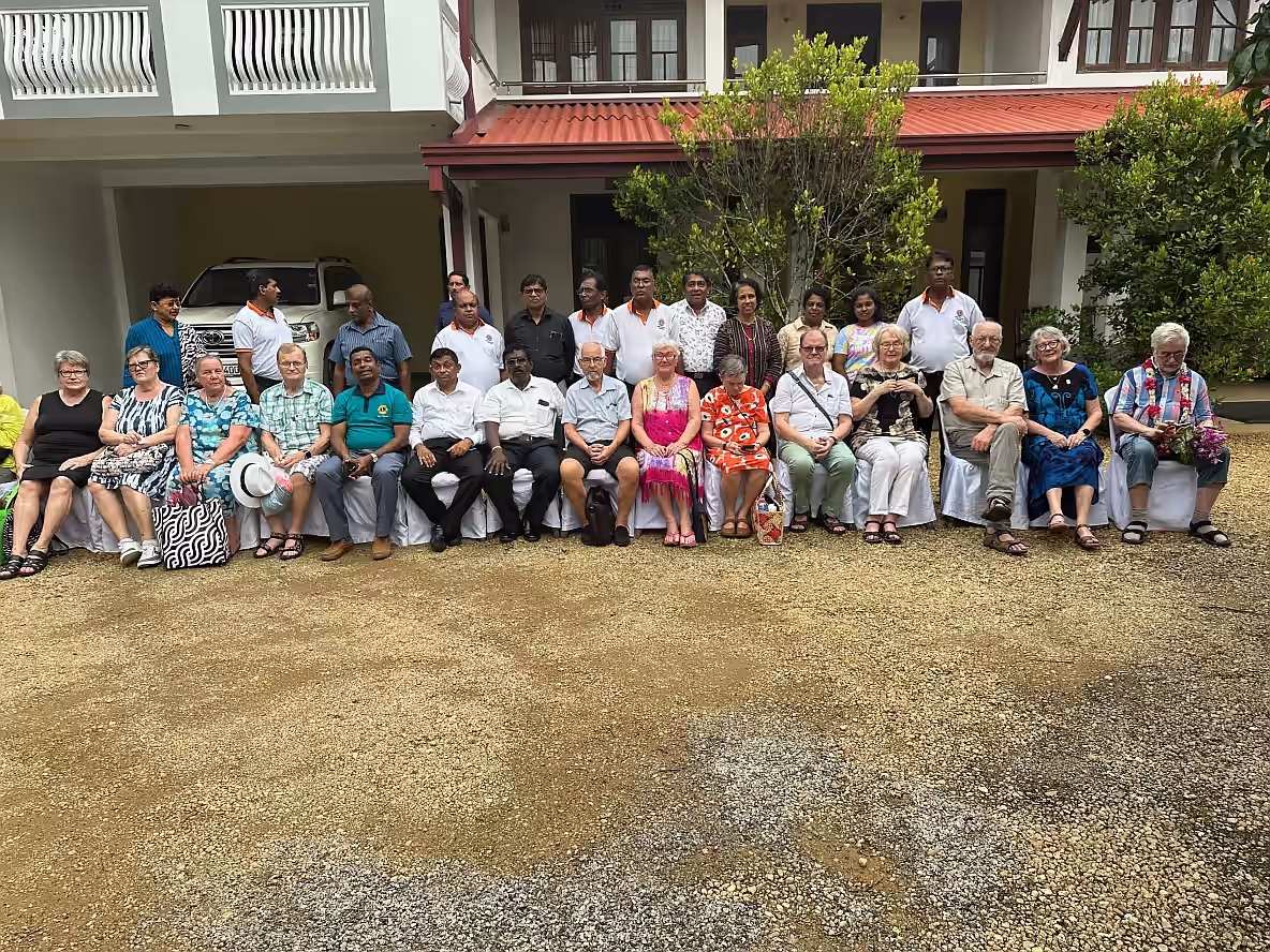 Sri Lankan kummilapsitoimikunta ja kummit Horanassa